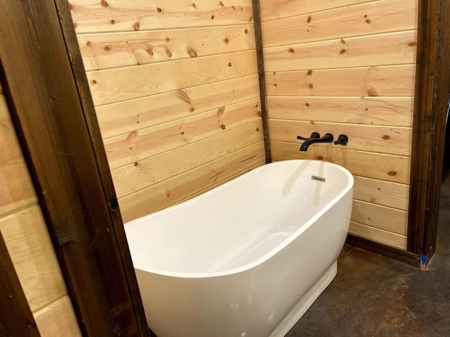 The Secluded Reset Button Cabin Броукън Боу Екстериор снимка