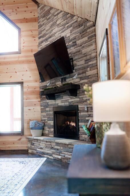 The Secluded Reset Button Cabin Броукън Боу Екстериор снимка