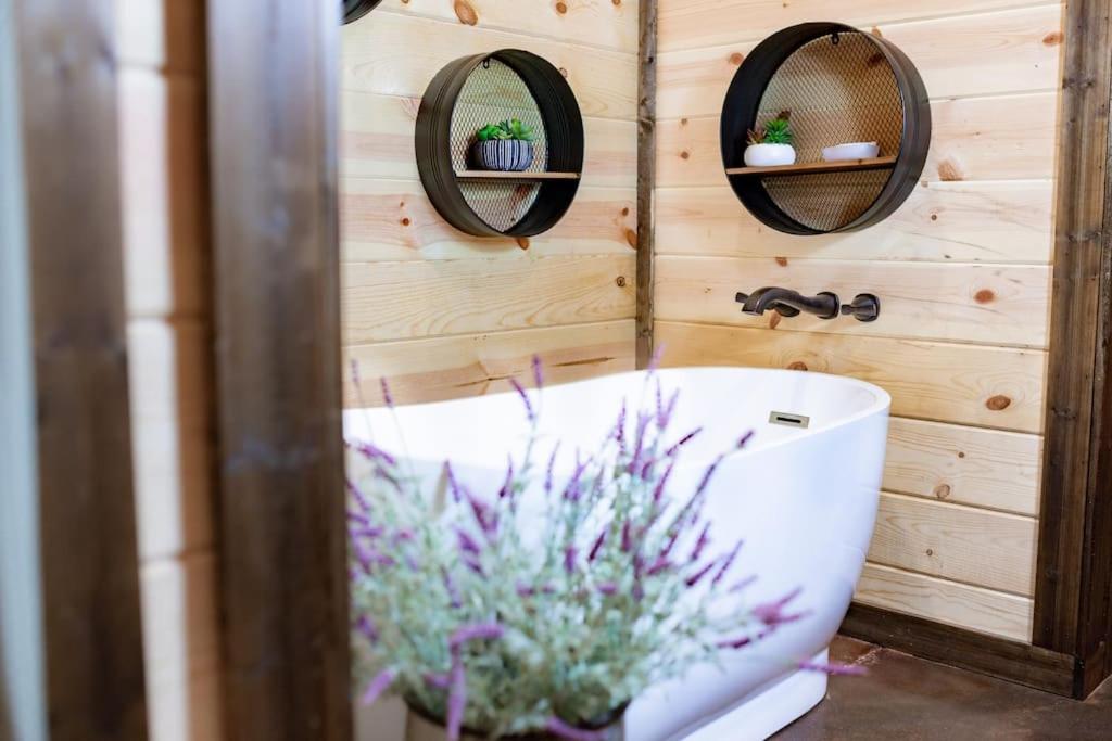 The Secluded Reset Button Cabin Броукън Боу Екстериор снимка