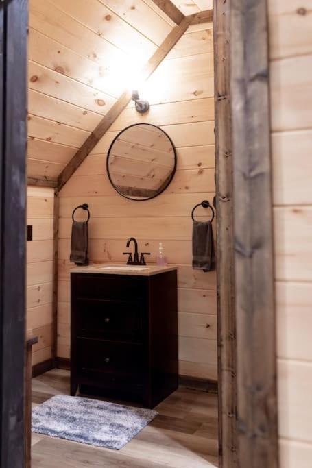 The Secluded Reset Button Cabin Броукън Боу Екстериор снимка